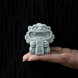 宇轩创意个性小狮子升职加薪茶宠摆件抱金送礼品办公室桌面装饰