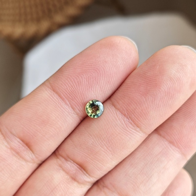天然山东蓝宝石裸石AAA级忧郁黄火彩昌乐蓝宝石戒面圆5.2 02255号