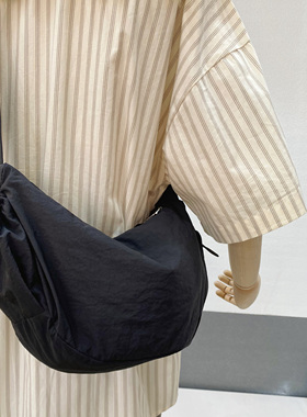 波吉超轻便运动遛弯黑色饺子包泡芙包大容量挎包休闲牛角包2026新