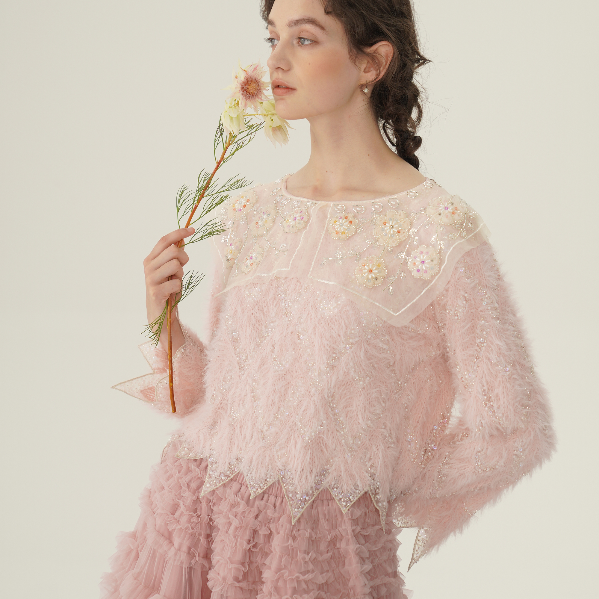 脸儿艺 重磅通身钉珠 毛茸茸粉嫩 手工钉珠 菱形刺绣仙女减龄上衣