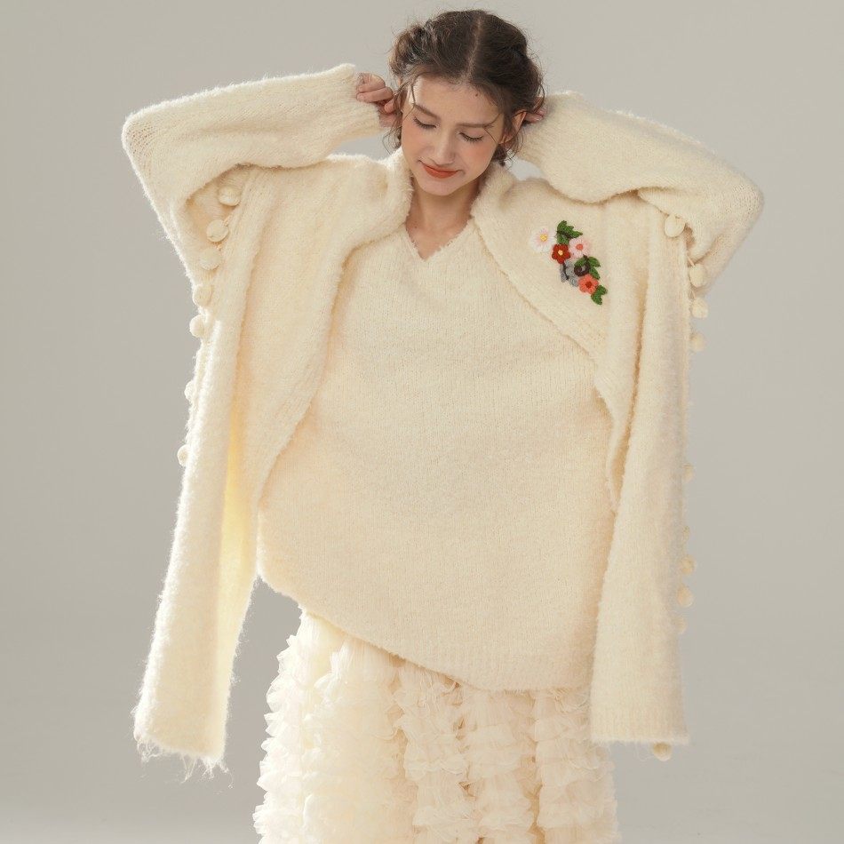 脸儿艺 软糯糯手工绣花披肩 奶白暖黄 oversized宽松大版套头毛衣