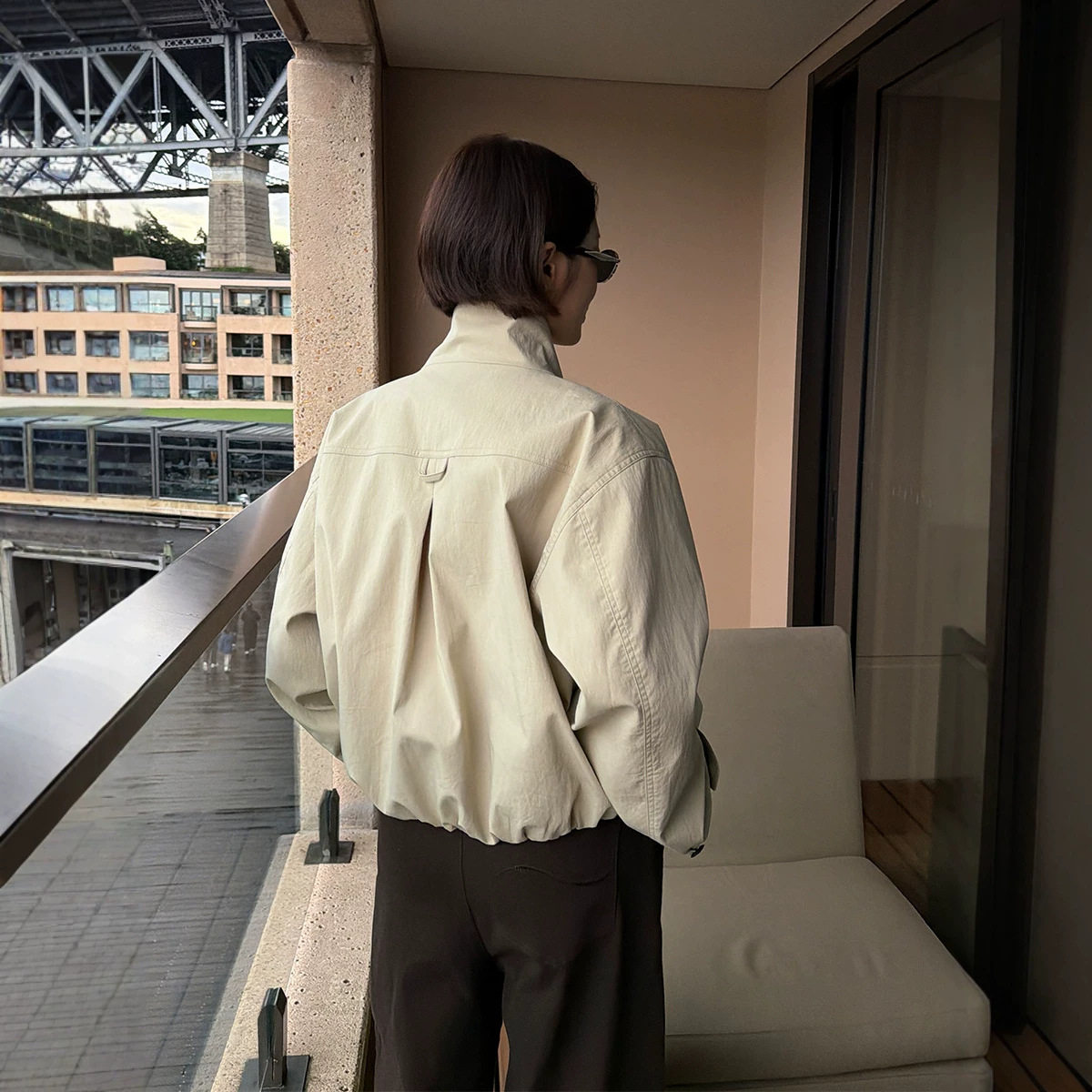秋季落肩廓形立体剪裁短外套女