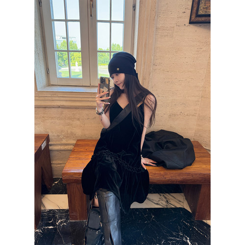 Here yaya shop 9.14 20:00 叠穿氛围感拉满真丝丝绒吊带连衣裙女