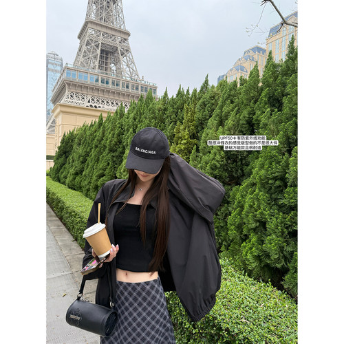 Here yaya shop 出游记松弛感防紫外线指数基础厚纱酷酷冲锋衣