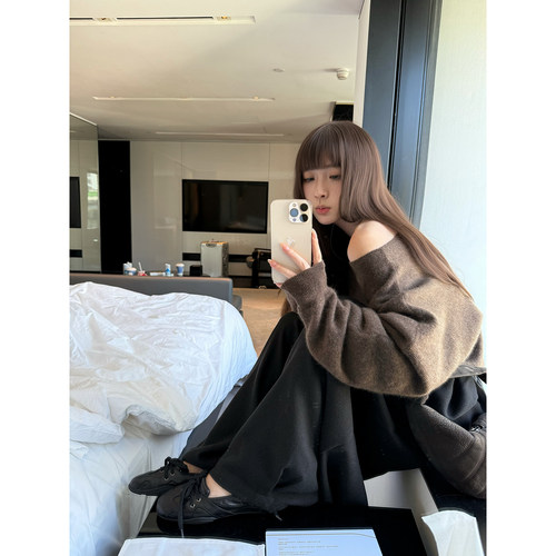 Here yaya shop 焦糖玛奇朵温柔绵羊毛羊驼毛山羊绒露肩短款毛衣