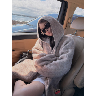 8.25 shop 燕麦甜茶绒绒温暖感慵懒随意感拉链连帽毛衣 yaya Here