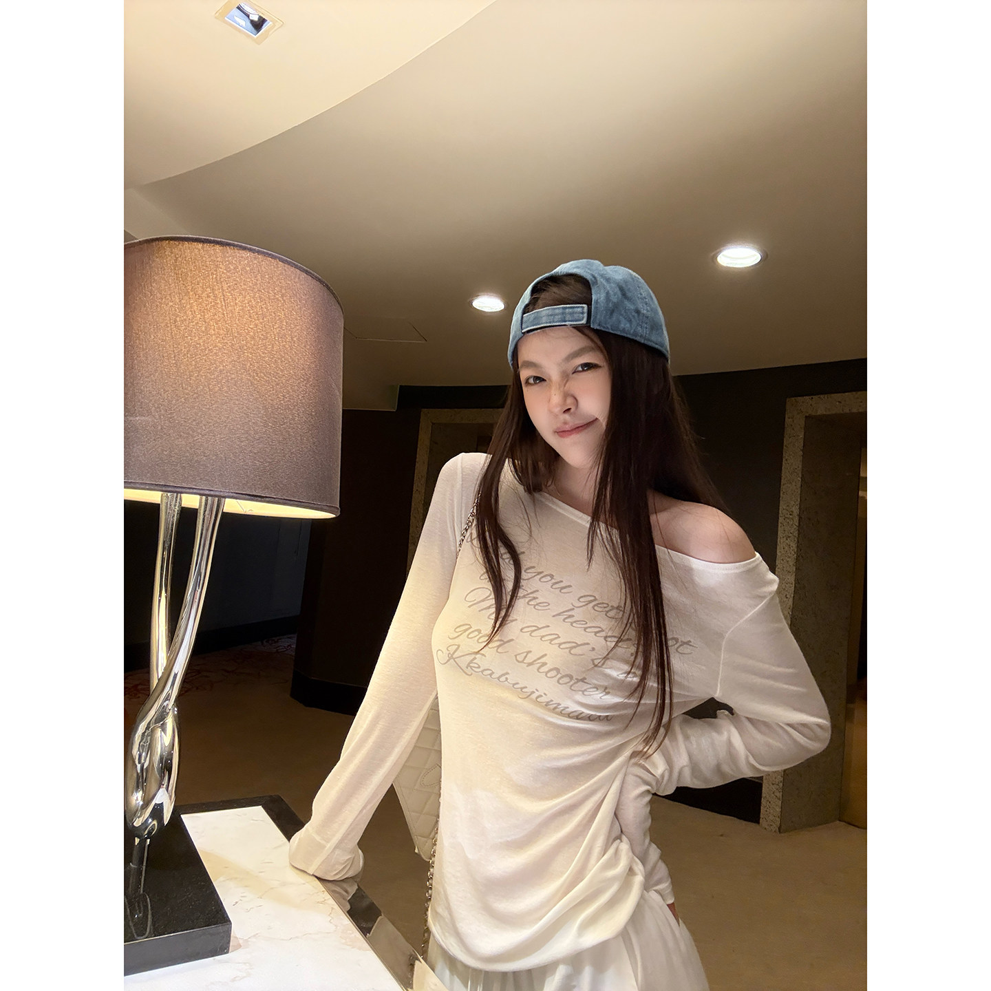 Here yaya shop 炼乳冰奶糖淡人天丝羊毛随意字母长袖露肩防晒t