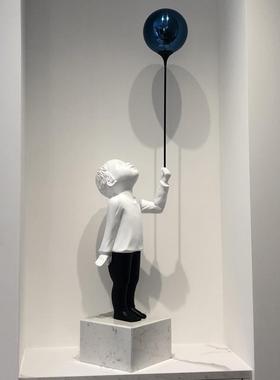 简约现代气球男孩人物摆件客厅玄关电视柜旁装饰品样板房轻奢雕塑