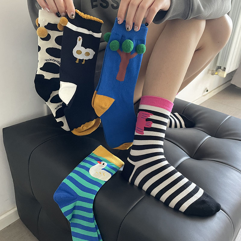 好看的球球多巴胺女土春秋袜子女秋季新款2023中筒袜装饰可爱少女
