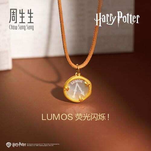 周生生黄金哈利波特贝母吊坠荧光闪烁咒语挂坠94076P