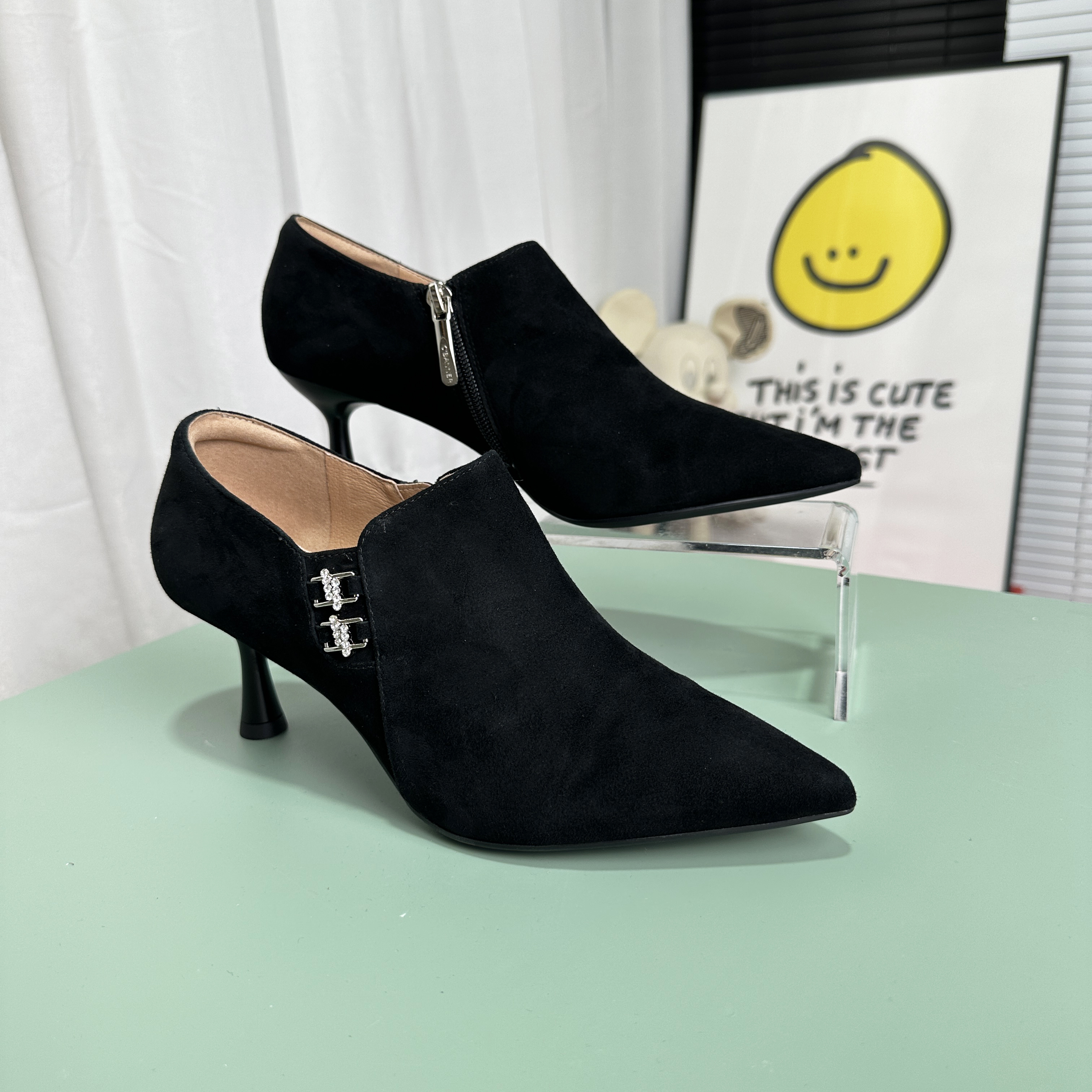 千百度女鞋静音短靴尖头细跟高跟