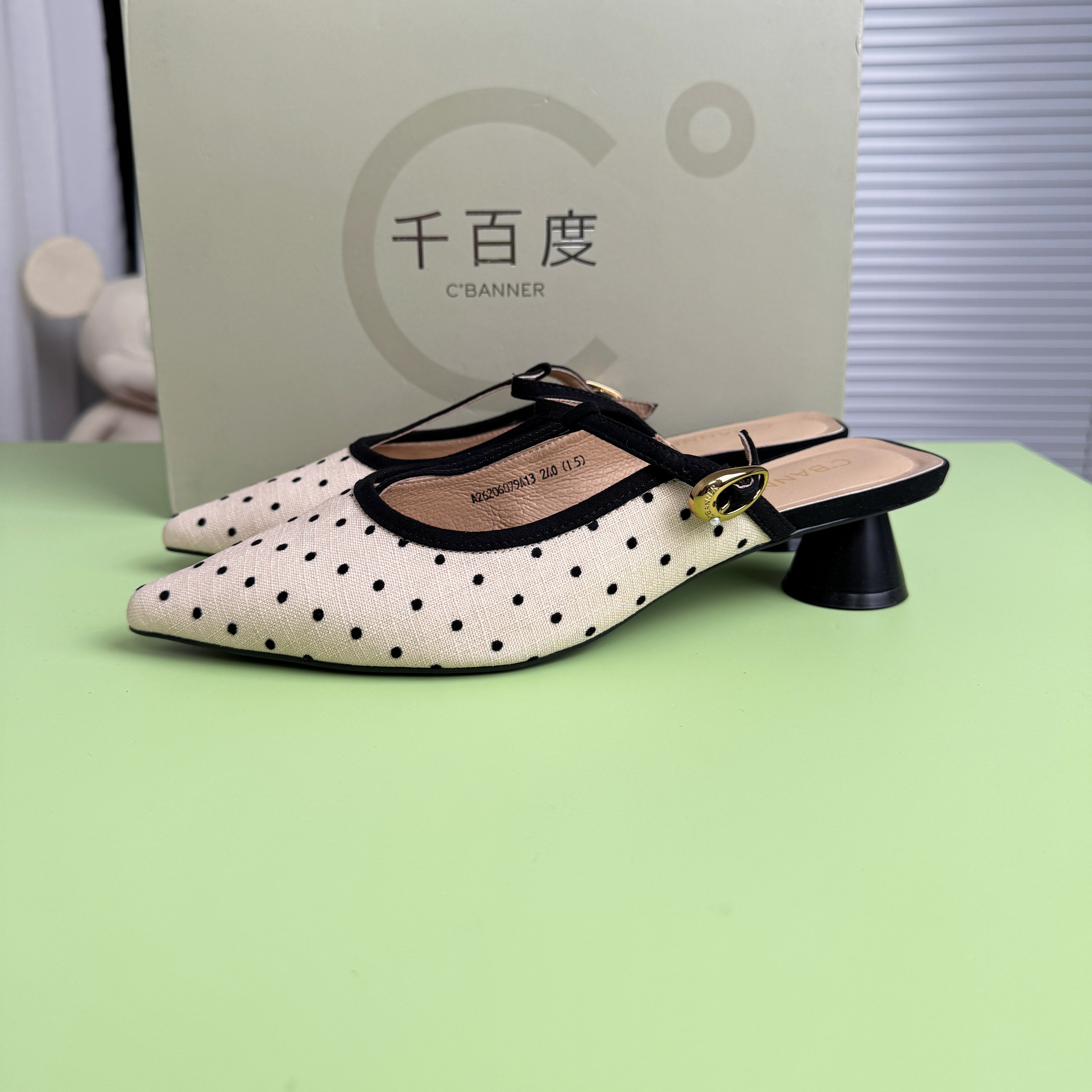 千百度女鞋波点粗跟尖头包头凉鞋