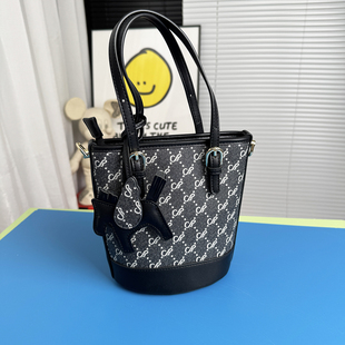 千百度女包水桶包单肩包挎包商场同款专柜正品2025新款 A25550431