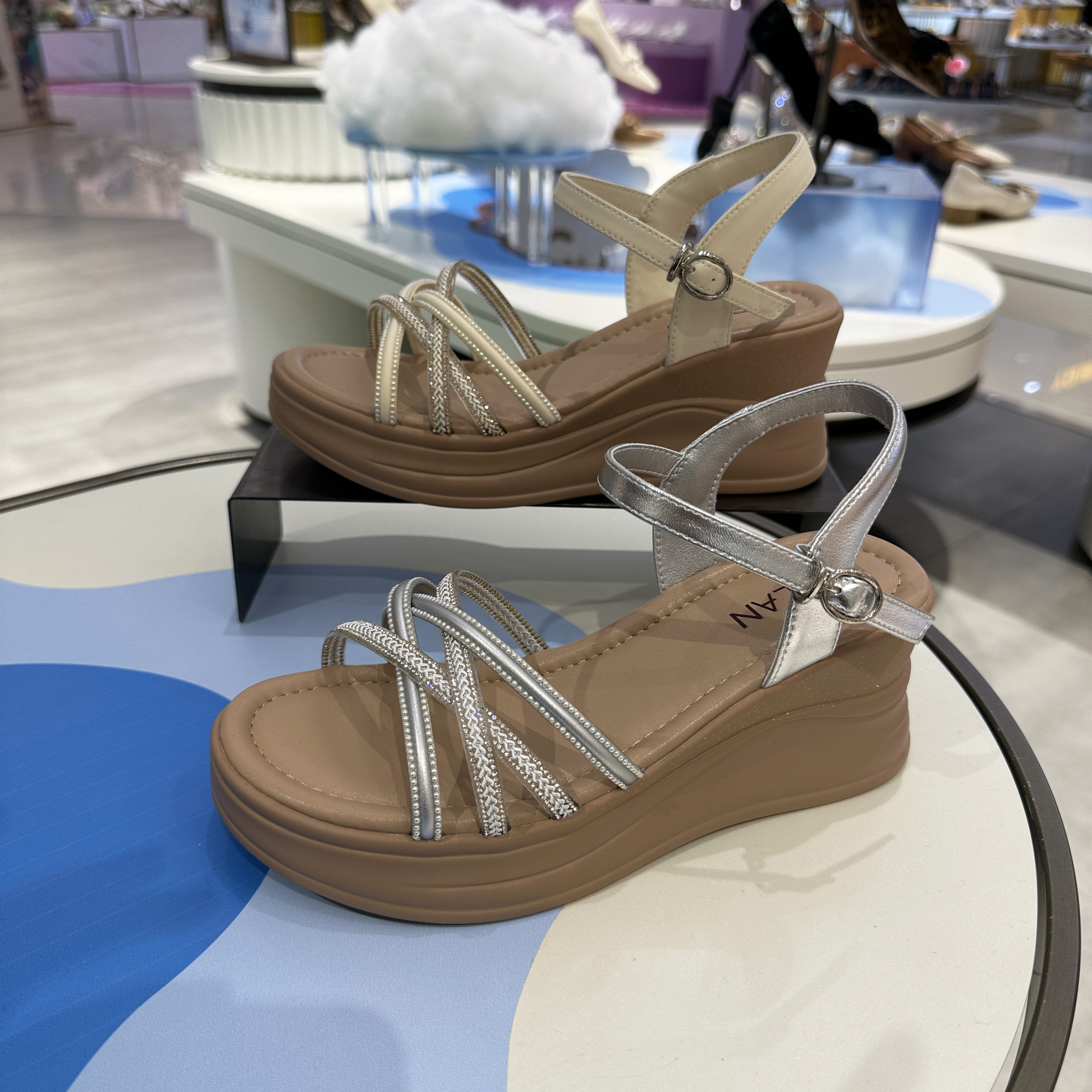 EBLAN伊伴女鞋坡跟厚底凉鞋2026新款金银色松糕底增高B26365228