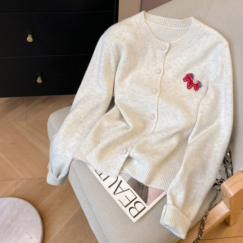圆领休闲直筒兔毛小马刺绣毛衣女