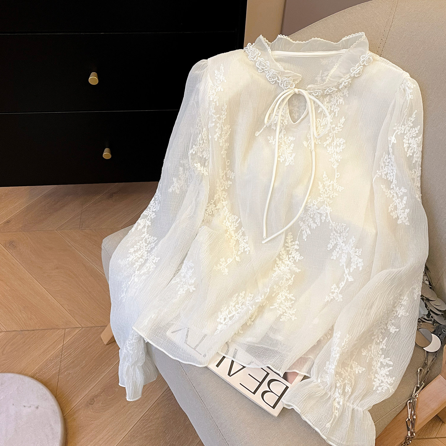小C家 绣花木耳边领衬衫女2026新款春肌理感网纱打底衫泡泡袖上衣