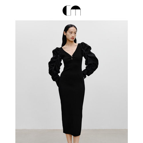 针梭拼接V领连衣裙