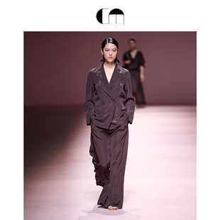MOI吕燕设计师款 COMME 棕色高腰压褶阔腿裤 秀场同款