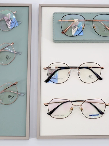 Стенд, система хранения, солнцезащитные очки на солнечной энергии