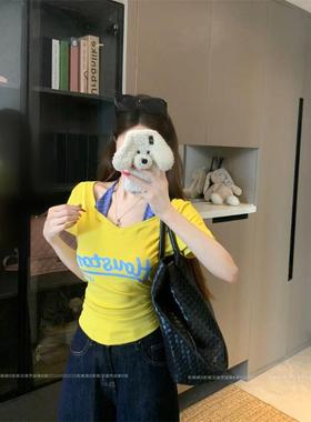 黄色假两件v领正肩短袖T恤女夏季甜辣妹收腰显瘦短款别致挂脖上衣