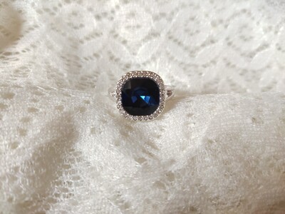 女式合金深蓝色多切面玻璃钻戒指