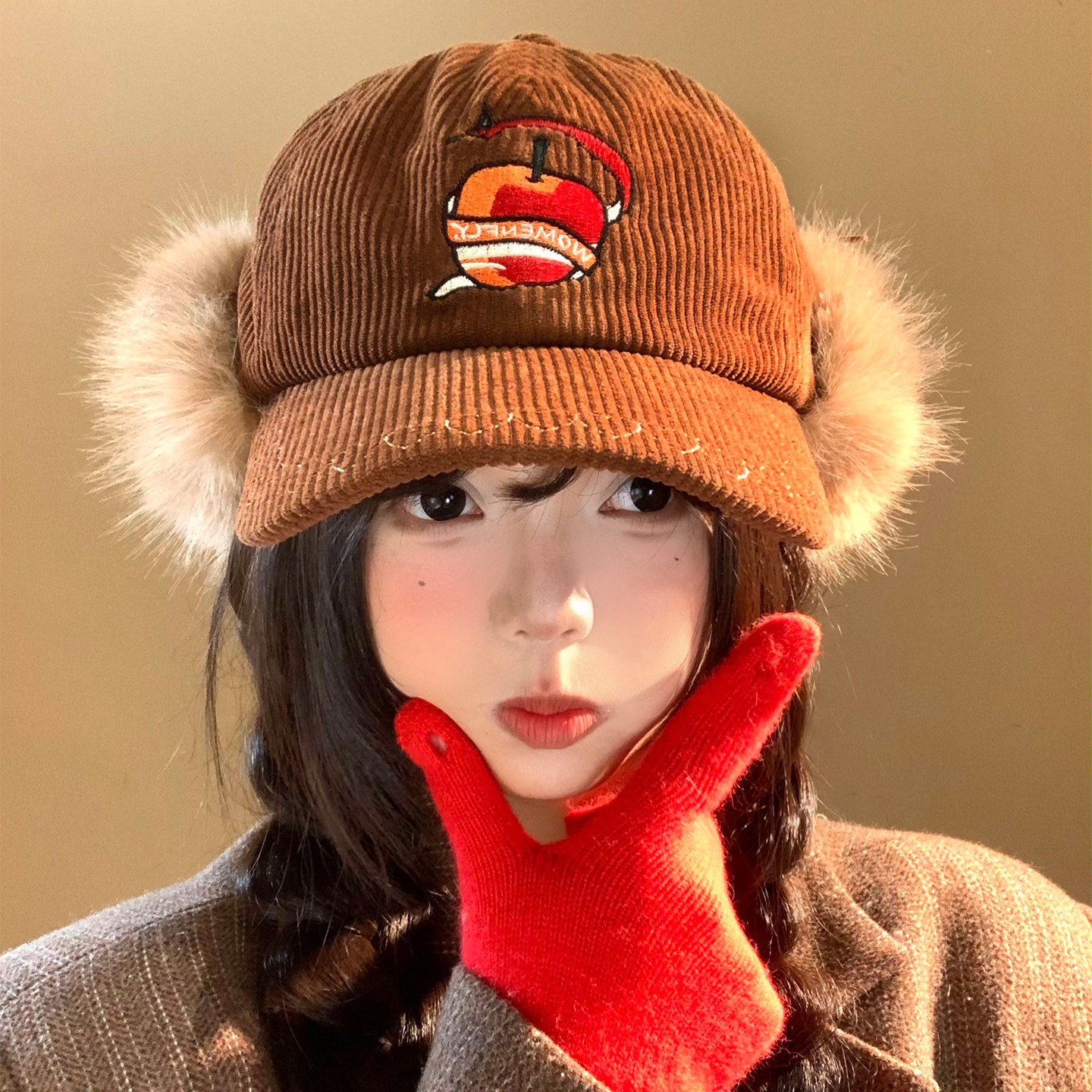 苹果刺绣灯芯绒护耳棒球帽女秋冬