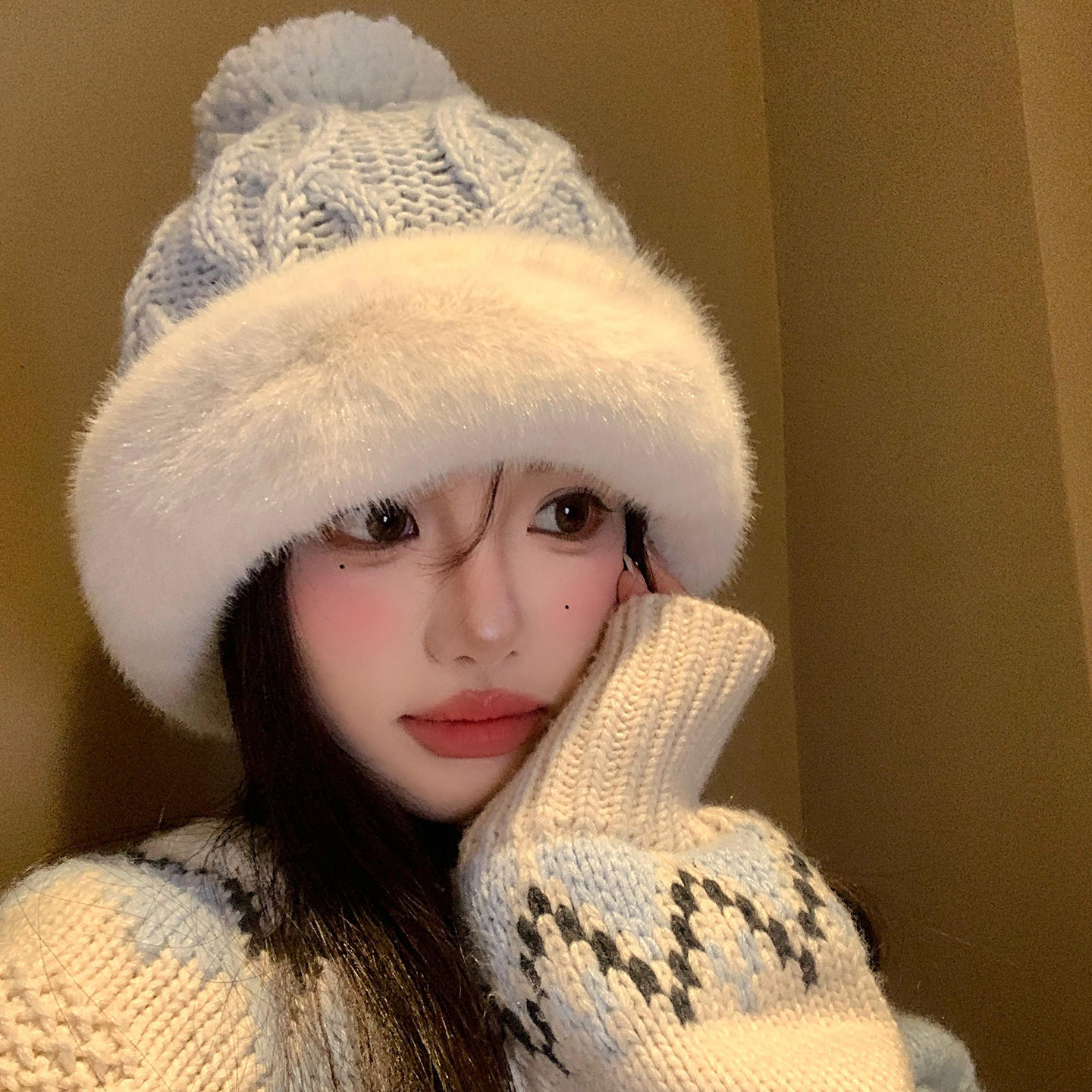 蓝色毛球针织帽女冬季显脸小加绒