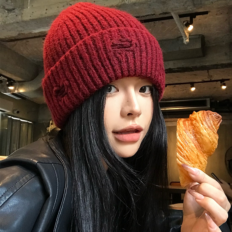 安可拉红破洞针织帽子