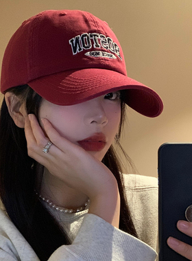 美式字母棒球帽女复古显脸小宽帽檐大脸鸭舌帽大头围软顶红色帽子