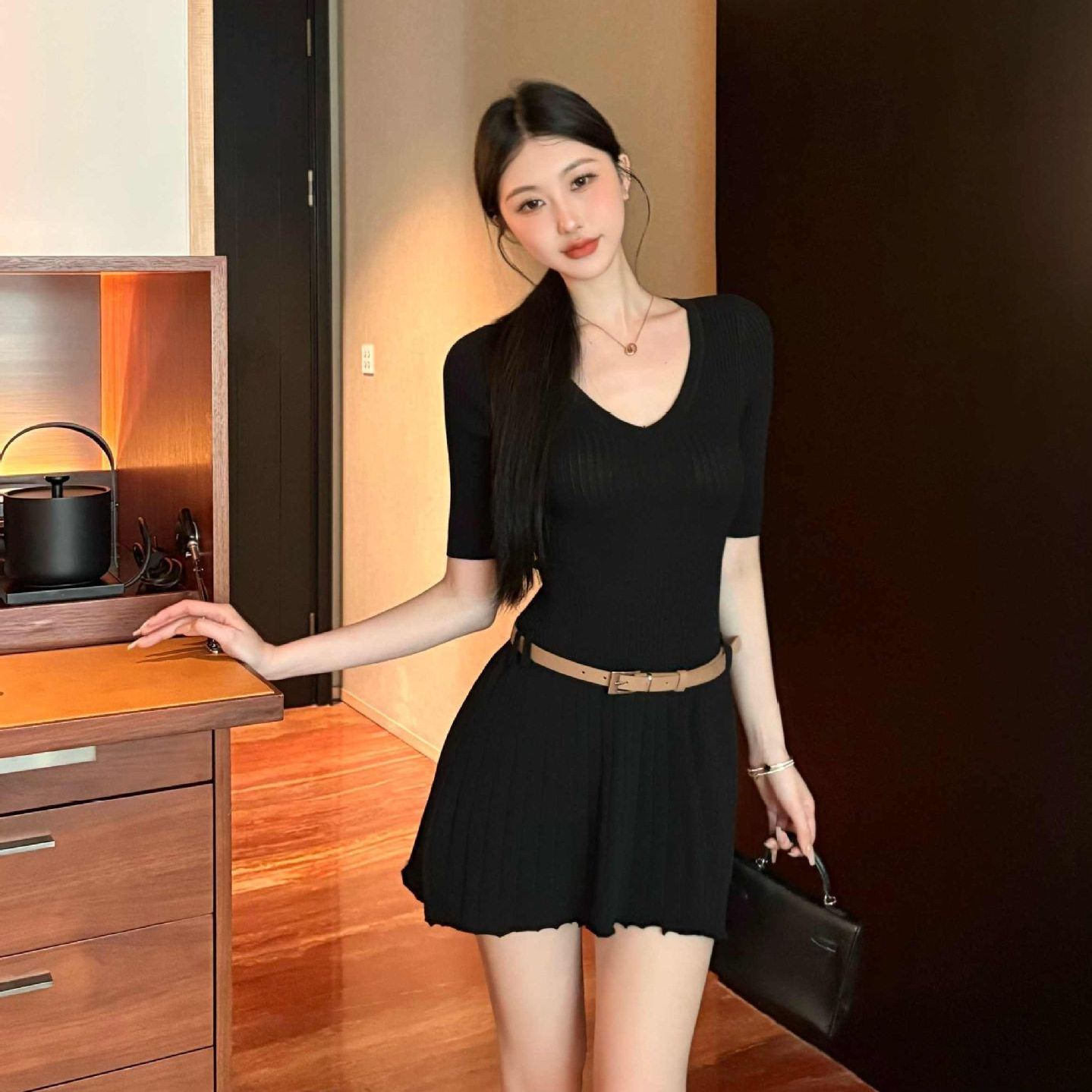 黑色v领半袖针织连衣裙女夏季气质修身收腰裙子设计感显瘦a字短裙