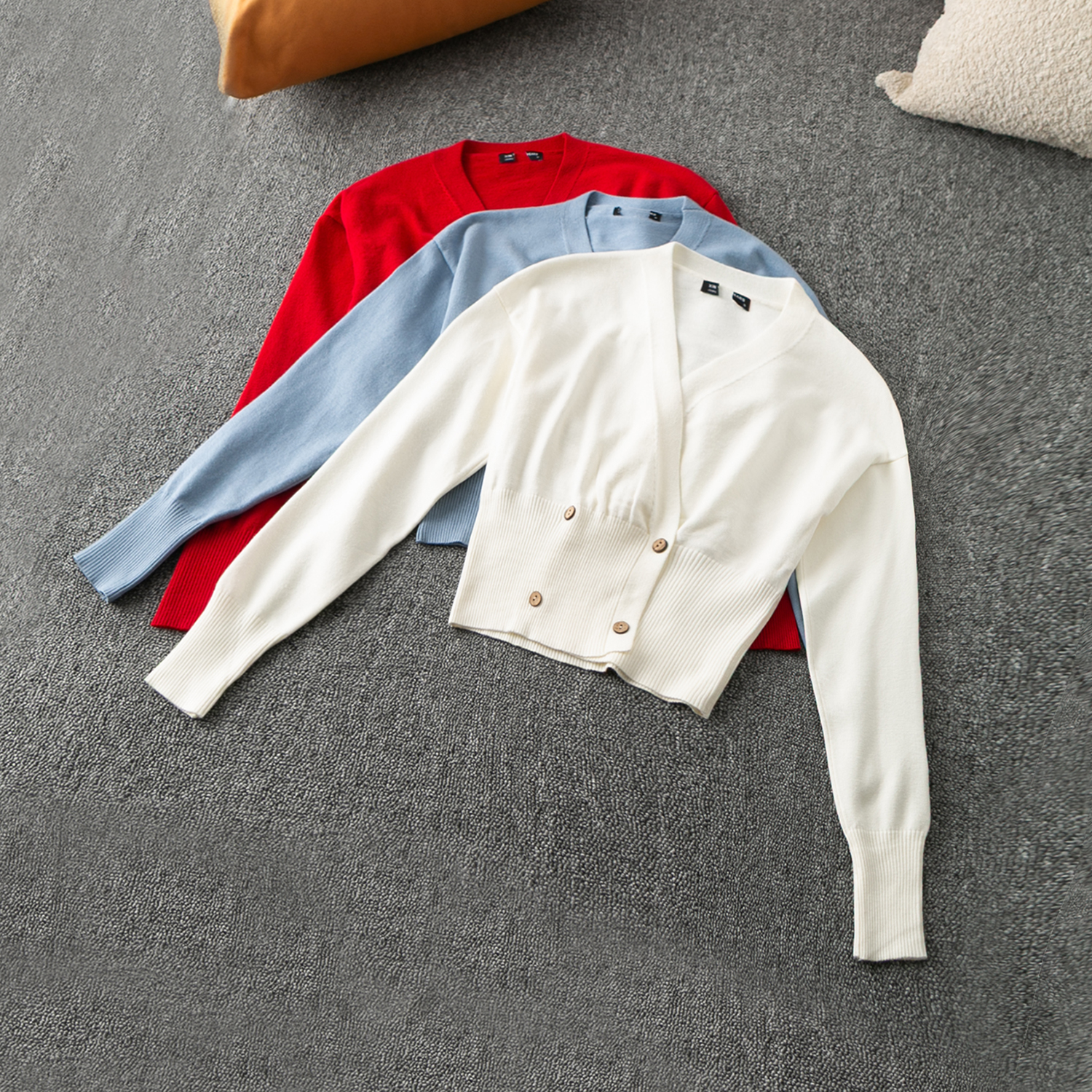 靓丽短款V领长袖双排扣针织衫