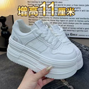 小白鞋女款2026年新款秋季轻便白色厚底单鞋百搭运动休闲增高板鞋