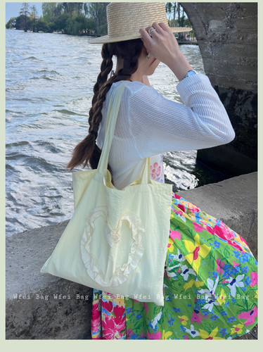 奶油黄尼龙布包褶皱爱心单肩包