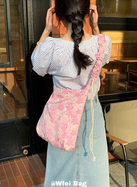 Wfei奶芙芙褶皱抽绳肩带斜挎包韩版少女学生花朵帆布包提花单肩包