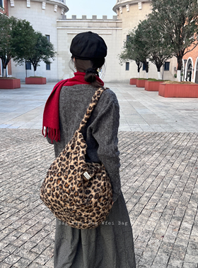 Wfei复古慵懒风斜挎包韩版羊羔毛格纹肩包松弛感豹纹毛绒通勤包女