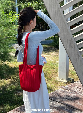 Wfei慵懒风包包红色简约尼龙布包休闲百搭大容量单肩包纯色水桶包