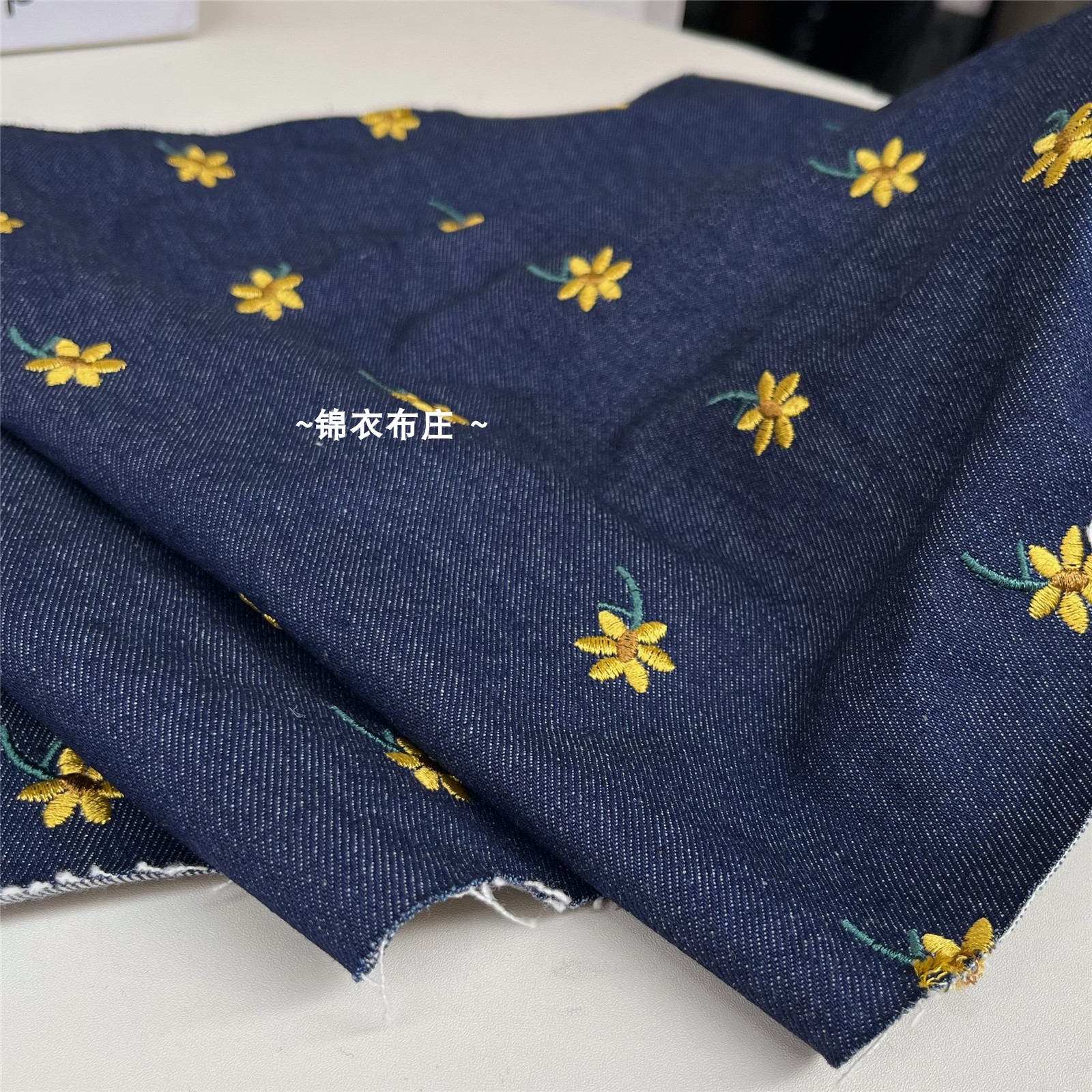 深蓝色牛仔全棉黄色绣花风衣布料