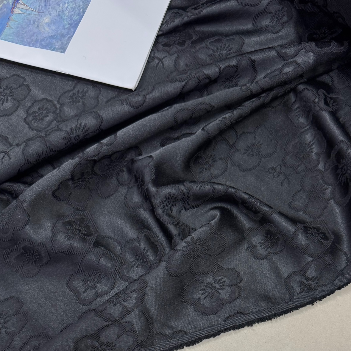 垂坠光泽感黑色小花化纤时装连衣裙中式衬衫外套设计师手工包布料
