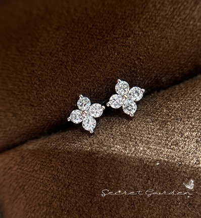 18K金培育钻石人工小巧气质简约40分四叶草基础款养耳洞耳钉耳饰