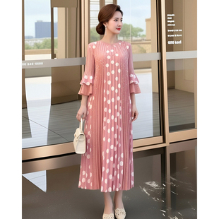 高端褶皱波点粉色连衣裙新款三亚海边度假风百褶裙子春季大码女装