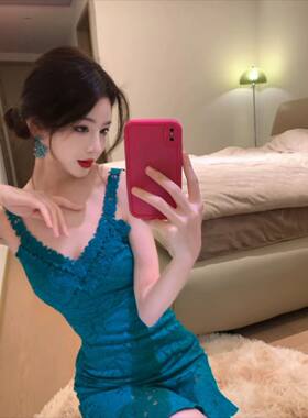法式绿色V领蕾丝吊带包臀短裙