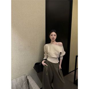 性感斜领露肩长袖针织衫女秋季褶皱收腰套头毛衣气质修身短款上衣
