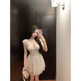 蕾丝拼接小飞袖v领连衣裙女夏季纯欲风网纱裙子修身收腰蓬蓬短裙