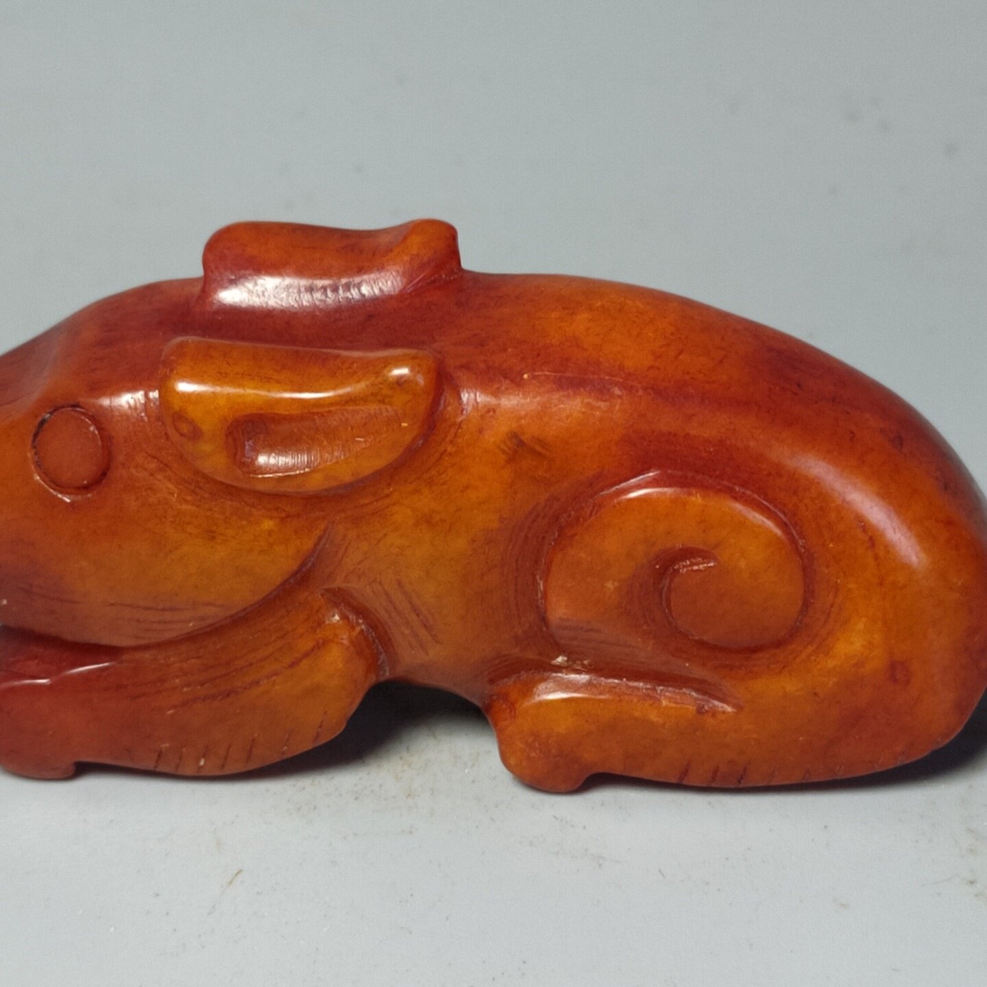 供应珠宝仿古岫玉工艺品做旧沁色玉兔手把件生肖兔摆件批发