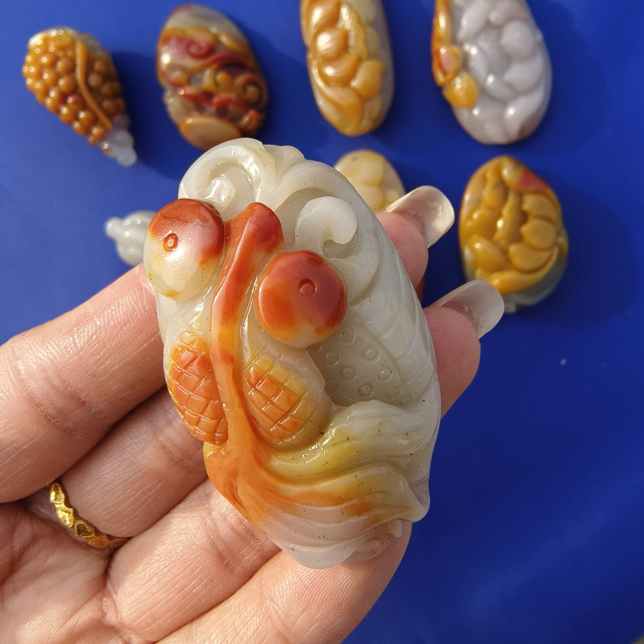 新疆黄龙玉吊坠手工雕刻原石花件金鱼白菜莲花黄龙玉挂件直播货源