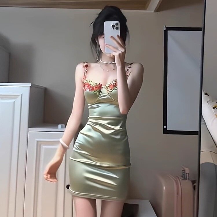 美式辣妹绿色花朵刺绣吊带连衣裙女夏季多巴胺收腰显瘦A字裙