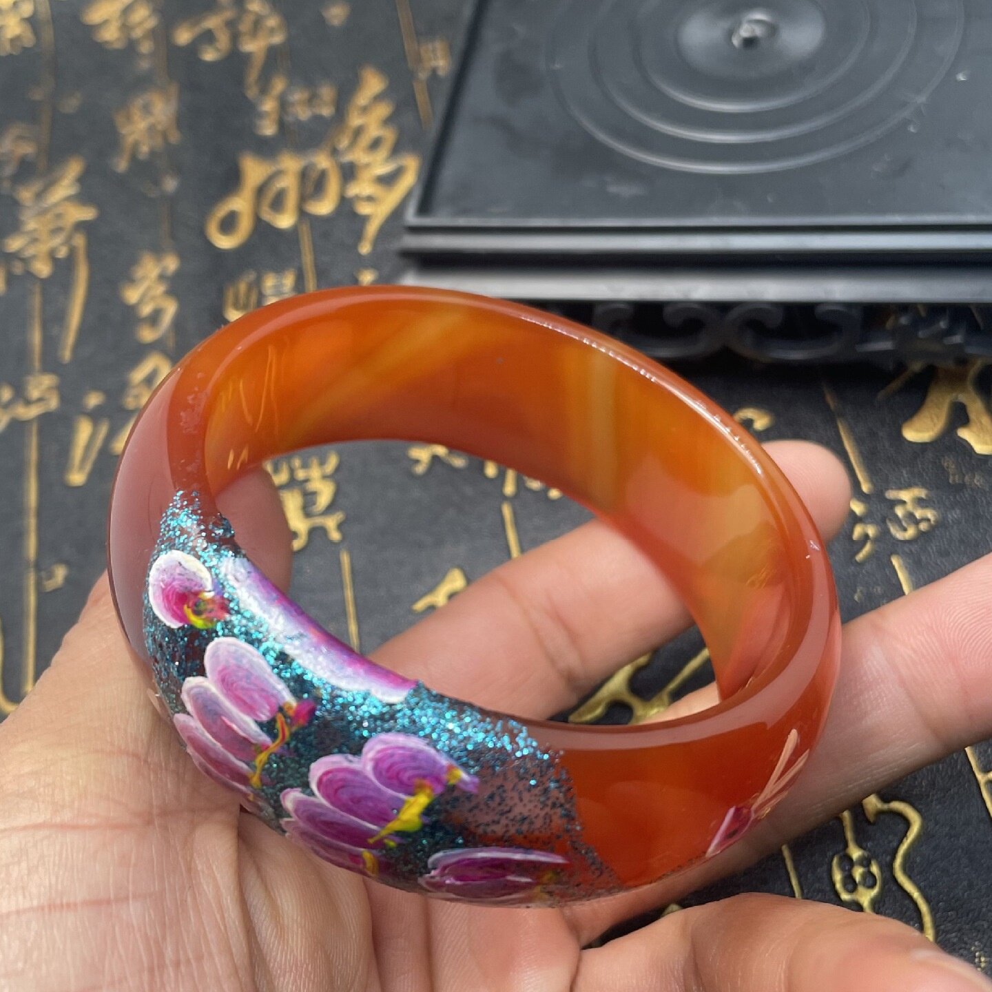 宽胎玛瑙玉石彩绘孔雀雕花玛瑙手镯冰种红绿白色玛瑙玉髓玉手镯
