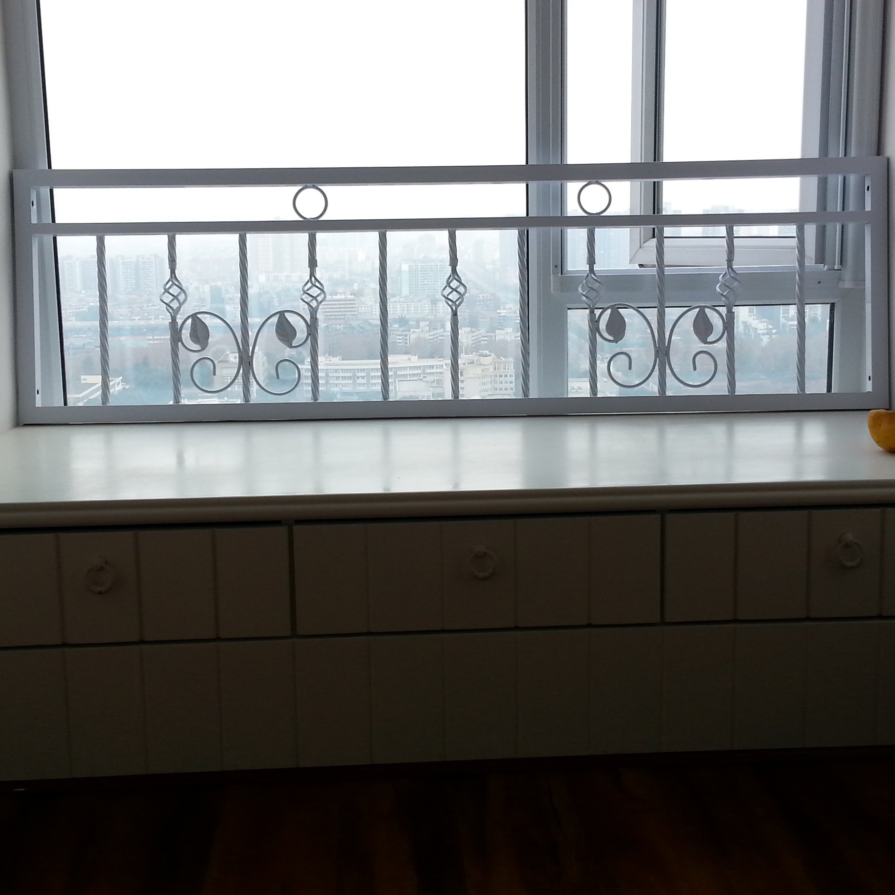 白色铁艺楼梯扶手室内护栏定制