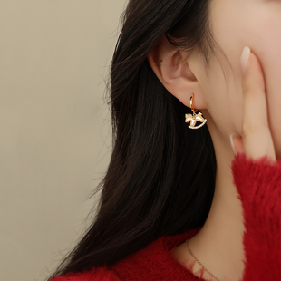 马上有钱贝母红色小马耳钉2026新款女马年耳环高级新年设计感耳饰