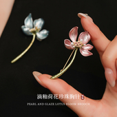 高级轻奢西装 高端精致时尚 胸花配大衣 荷花气质珍珠胸针女款 新中式